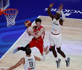 Světový šampionát v basketbalu mužů míří do svého finále na palubovkách Junckers