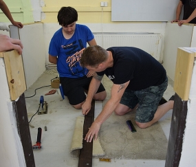 Máte řemeslo v malíku? Na Jarově hledají „tátu podlaháře", který nenechá mladé kluky na holičkách