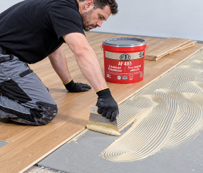 ARDEX AF 485: tvrdé SMP lepidlo na parkety s jistým výsledkem