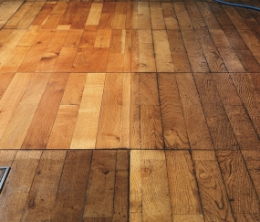 Systém hloubkového čištění pro revitalizaci dřevěných podlah