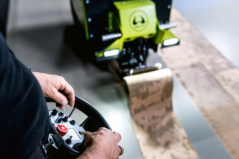 Wolff Independence, tento více jak tunový stripper představuje to nejlepší a největší co značka WOLFF nabízí. Najde využítí především na velmi velkých plochách